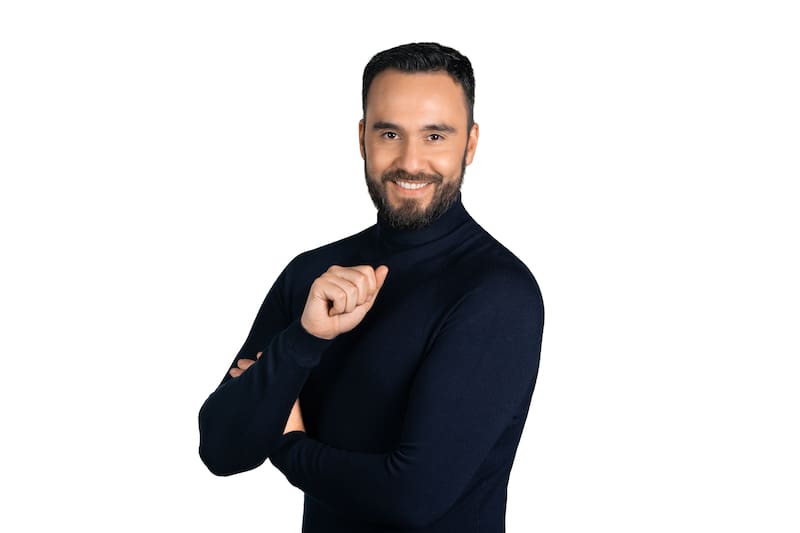 es uno de los rostros del noticiero de Mega