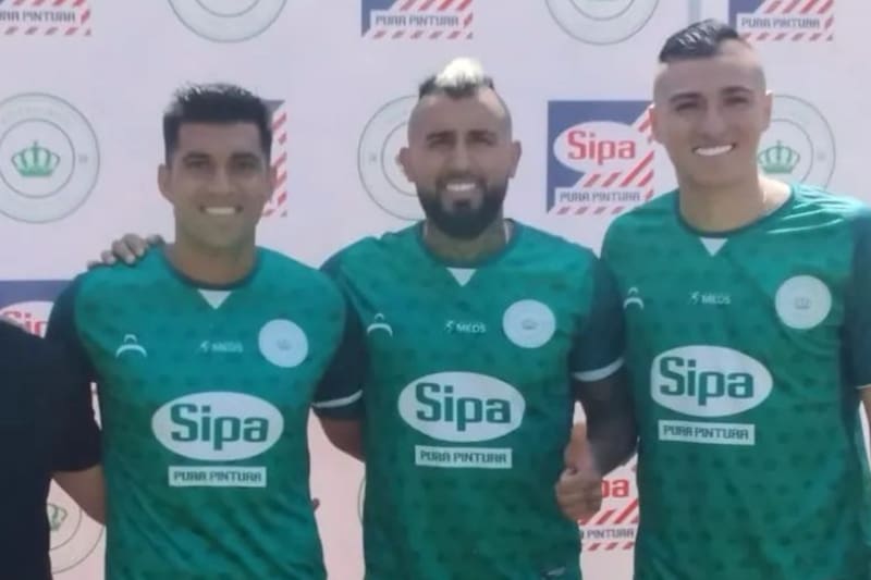 Bayron Saavedra en Rodelindo Román con Arturo Vidal.