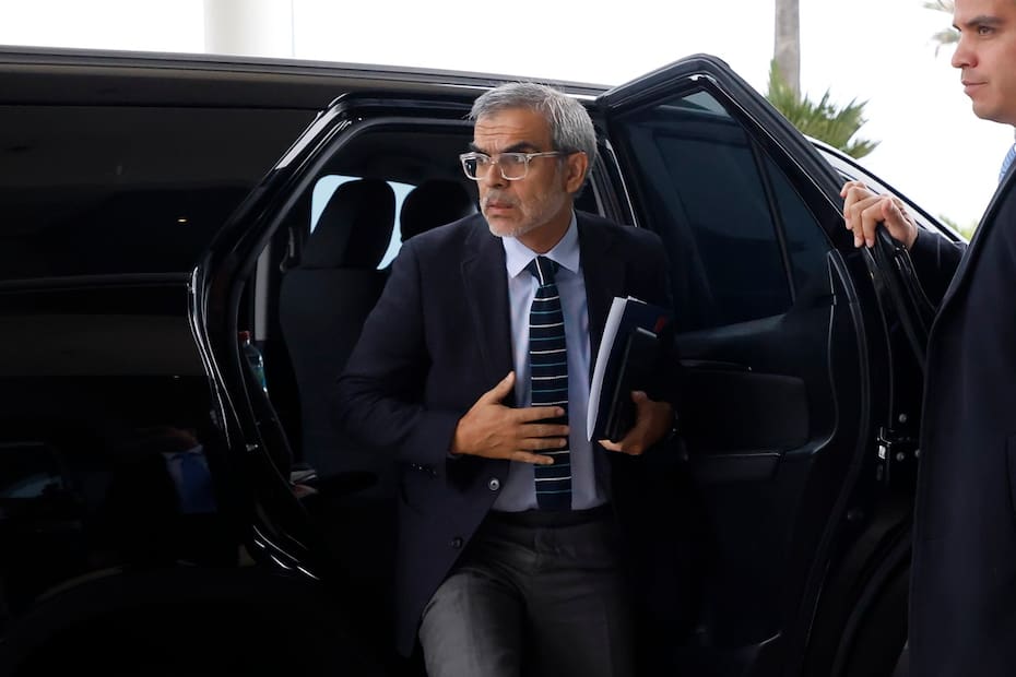 Ministro de Seguridad Pública. Agencia Aton