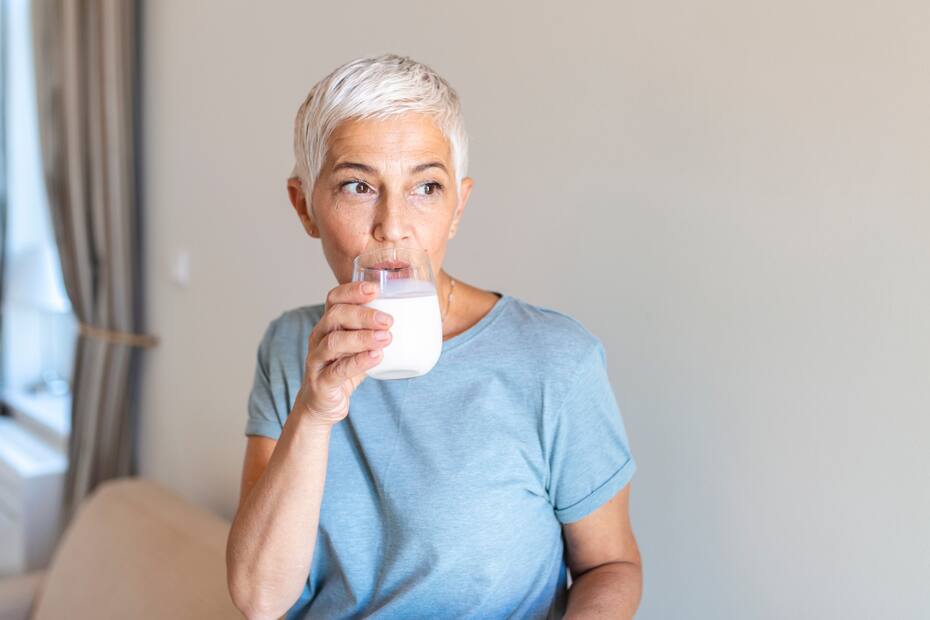 Uno de los alimentos recomendados por Harvard para combatir la hipoglucemia es un vaso de leche.