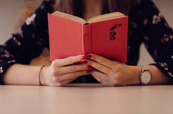 Test Mental: Resuelve cómo puede la mujer seguir leyendo su libro en la oscuridad