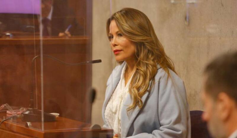 se mantiene con arresto domiciliario.