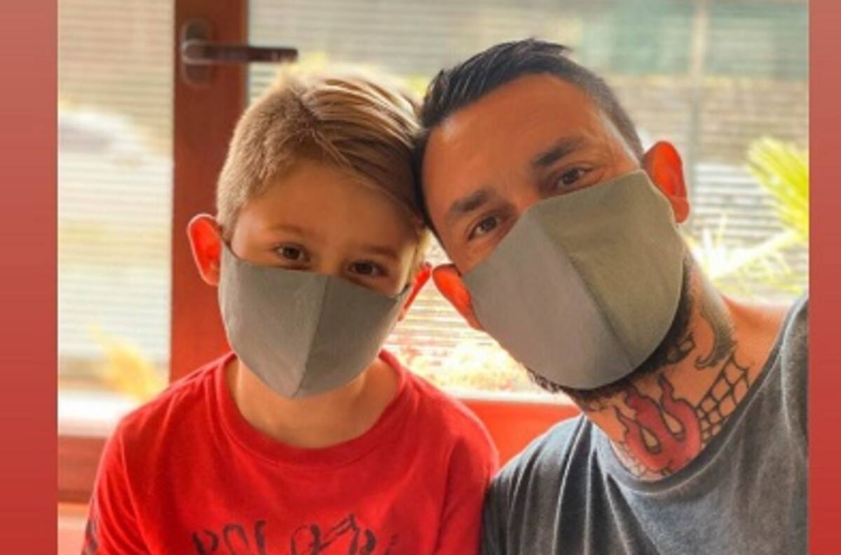 Mauricio Pinilla se luce como modelo de mascarillas en empredimiento de su esposa