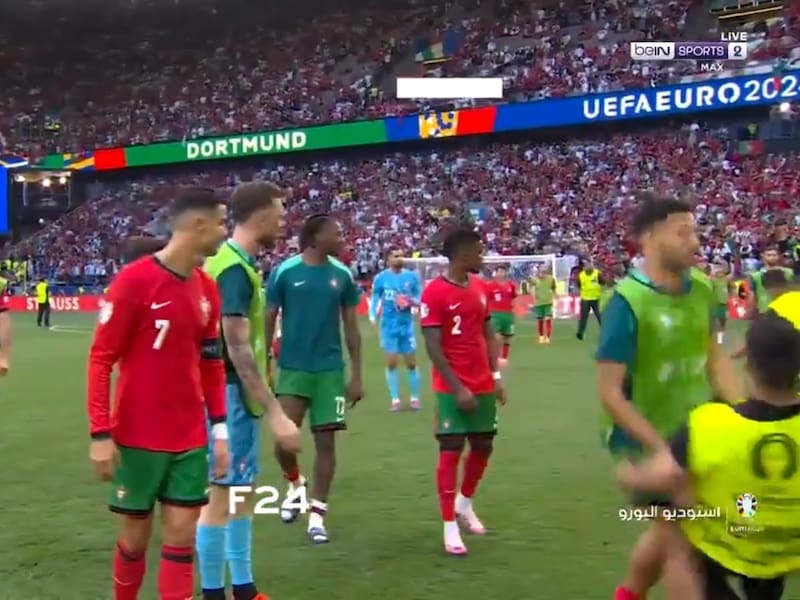 Goncalo Ramos sufrió con la caída de un guardia de seguridad.