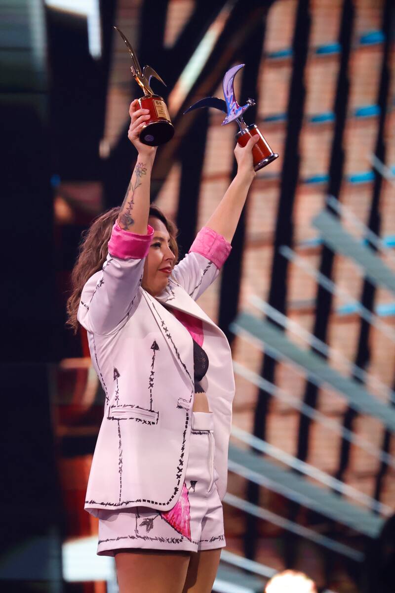 La comediante recibió los dos galardones en una exitosa rutina.