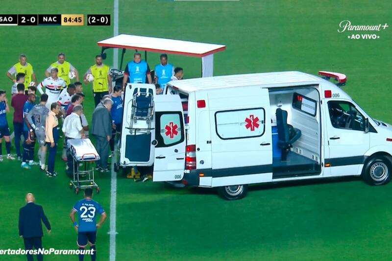 El futbolista uruguayo Juan Manuel Izquierdo se desplomó en pleno partido.