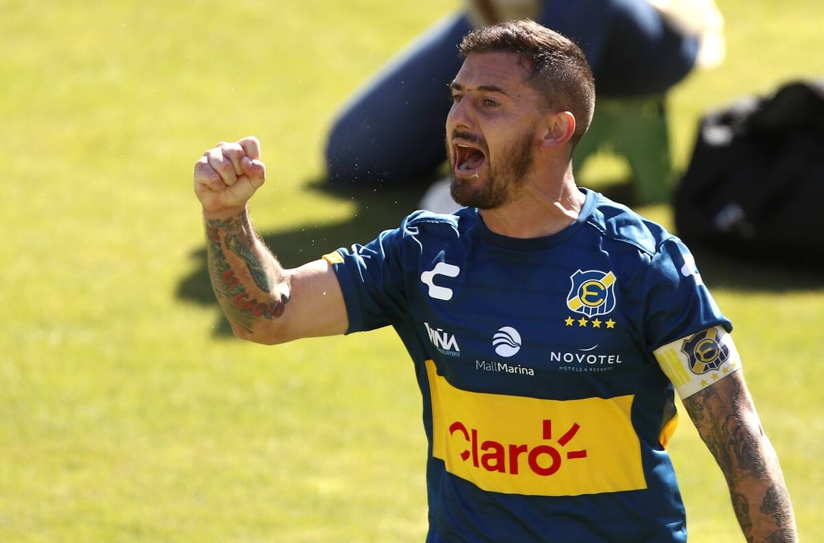 Juan Cuevas aún no renueva con Everton y maneja una oferta de un equipo de Santiago