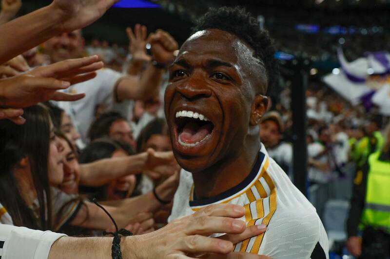 celebrando uno de los goles del Real Madrid.