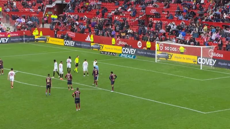 Este es el momento en que el chileno, mira hacia atrás y le cede el balón a Isaac Romero. Foto: Captura/ El Desmarque.