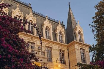 A menos de una hora de Santiago puedes descubrir este palacio oculto y lleno de historia