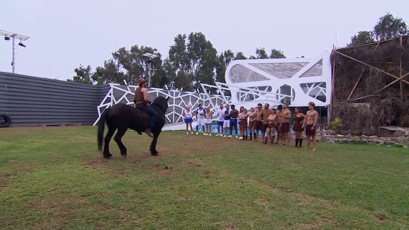 El deportista llega a Mundos Opuestos.