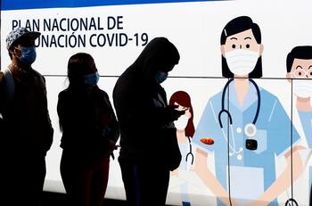Vacuna COVID-19: Minsal dispone vacunatorios móviles adicionales tras colapso en Estación Mapocho