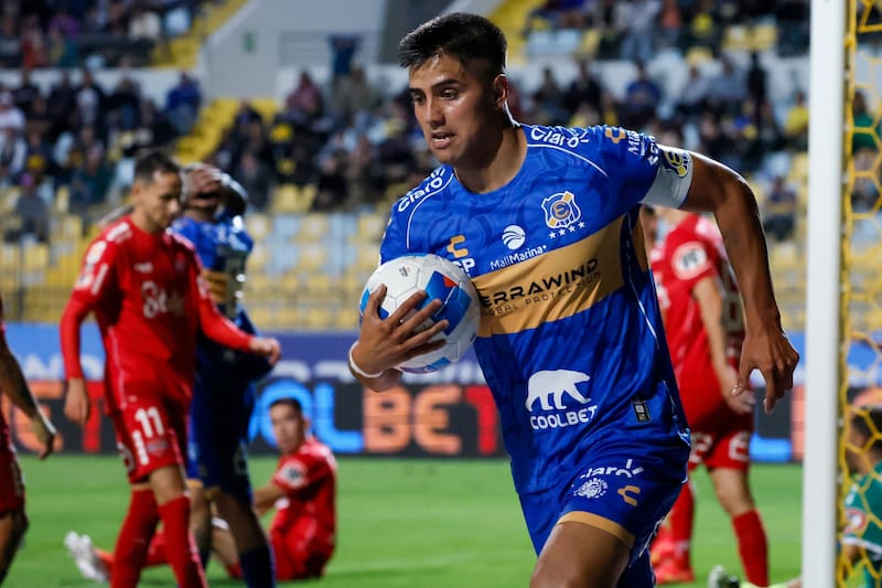 El volante ya tiene un acuerdo con Colo Colo, pero falta la decisión del directorio de Blanco y Negro. Foto: Aton.