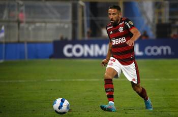 Hinchas del Flamengo barrieron el piso con Mauricio Isla tras su autogol ante la UC en Copa Libertadores