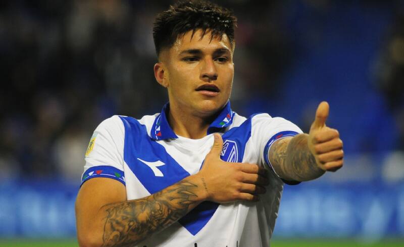 Con la camiseta de Vélez