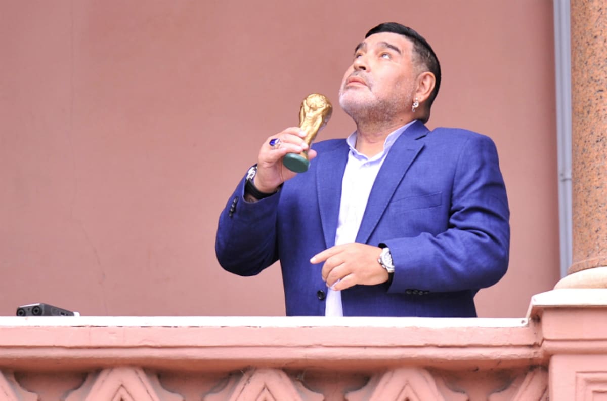 Diego Maradona tomó un trago de una "minicopa" en balcón presidencial de la Casa Rosada