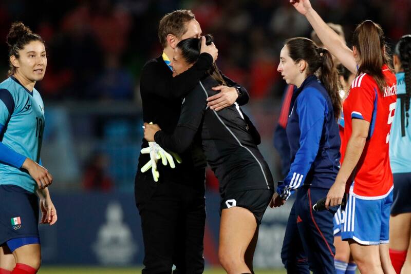 Luis Mena junto a Cote Urrutia tras obtener la medalla de oro (Foto: Photosport)