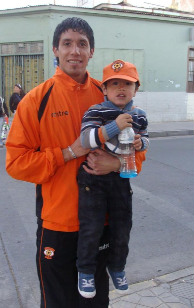 El padre iniciaba su carrera futbolística en Cobreloa, siempre acompañado de su pequeño hijo. Foto: Cedida