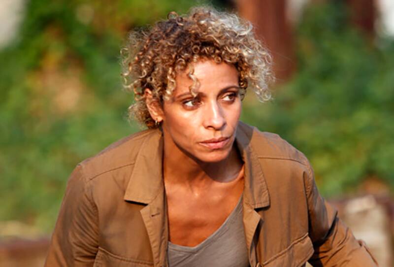 Michelle Hurd como Carol