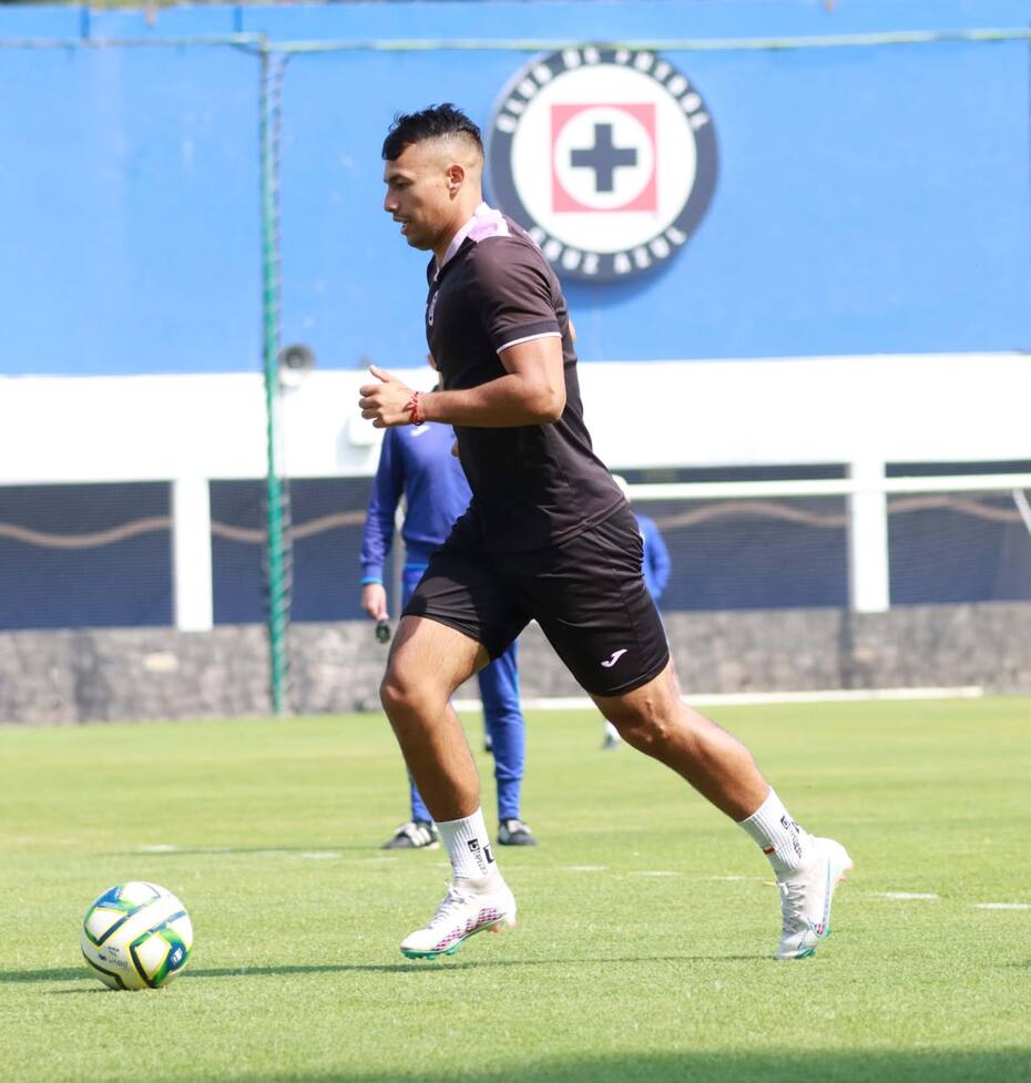 El delantero ex Colo Colo haciendo trabajo con balón.