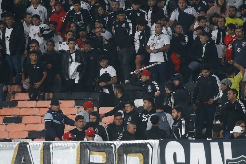 Hinchas de Colo Colo protagonizaron hechos de violencia en el Monumental.
