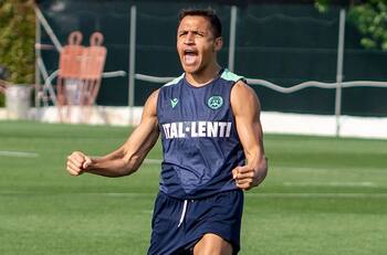 Alexis Sánchez desata una guerra interna en Udinese: “Más respeto por las banderas”