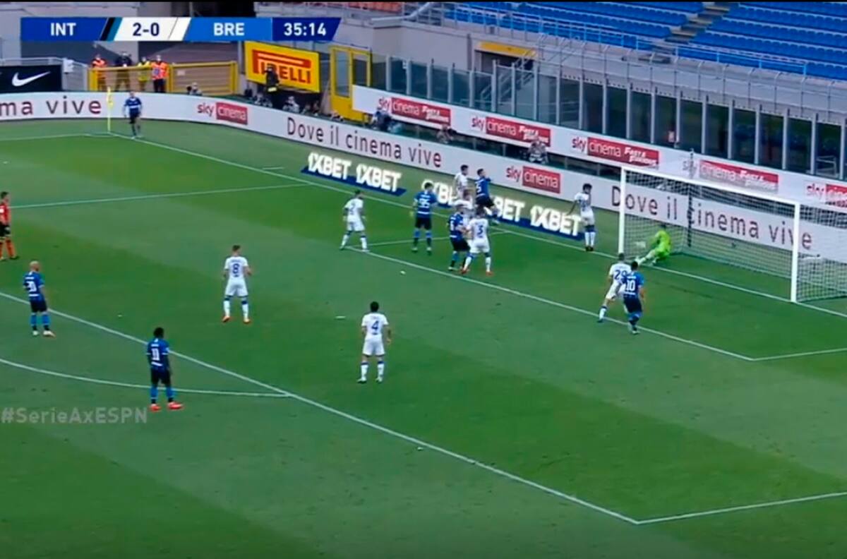 ¡Era lo que faltaba! Casi gol olímpico de Alexis Sánchez