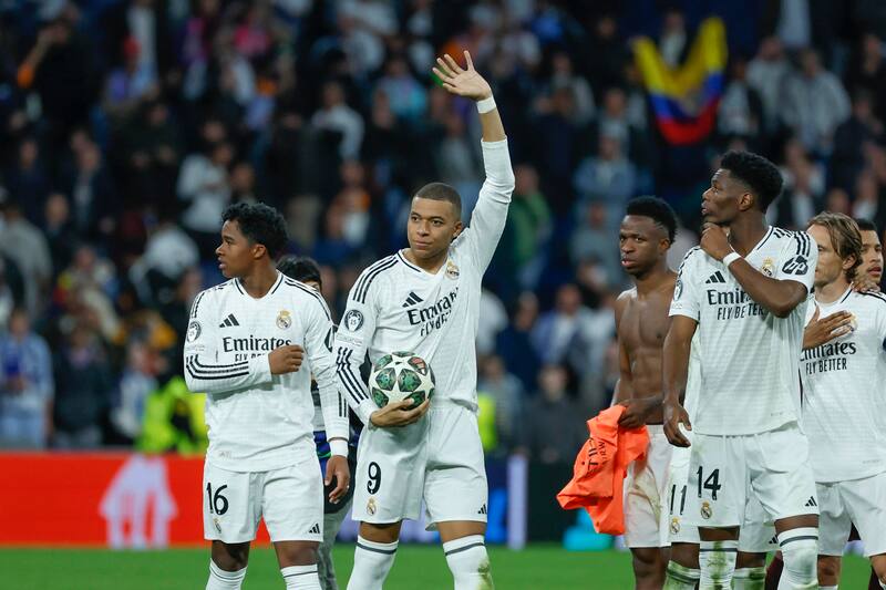 El francés tomó el avión para viajar a su país. EFE / Juanjo Martín.