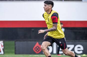 Mientras avanza en su recuperación: Ángelo Araos sufrió el descenso de su equipo en Brasil