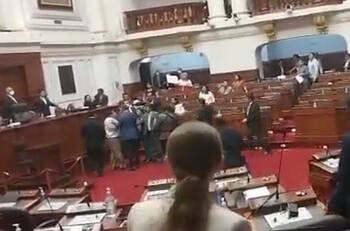 VIDEO | Captan momento exacto en que parlamentario de Perú, Pasión Dávila, le da un puñetazo a su par, Juan Burgos