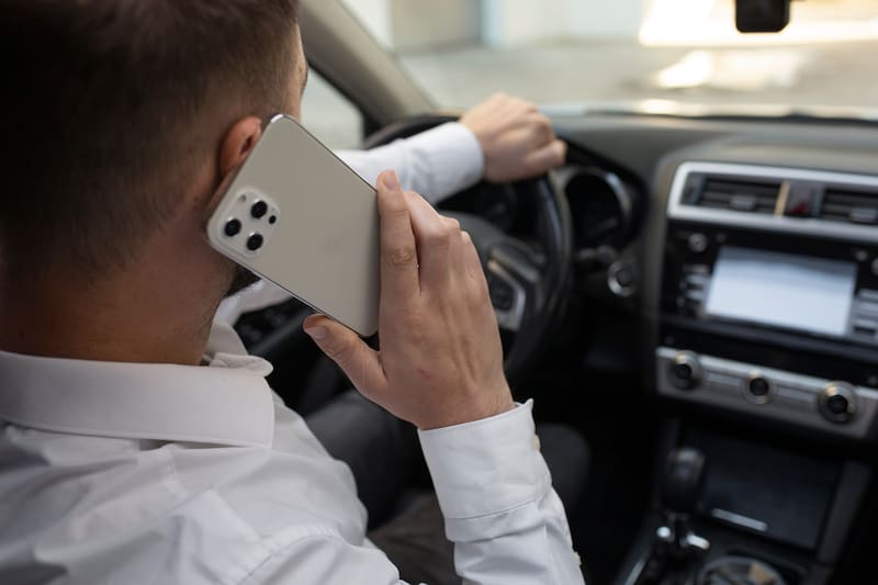 Incumplir esta normativa es una infracción gravísima, lo que conlleva el pago de una multa y la suspensión de la licencia de conducir.