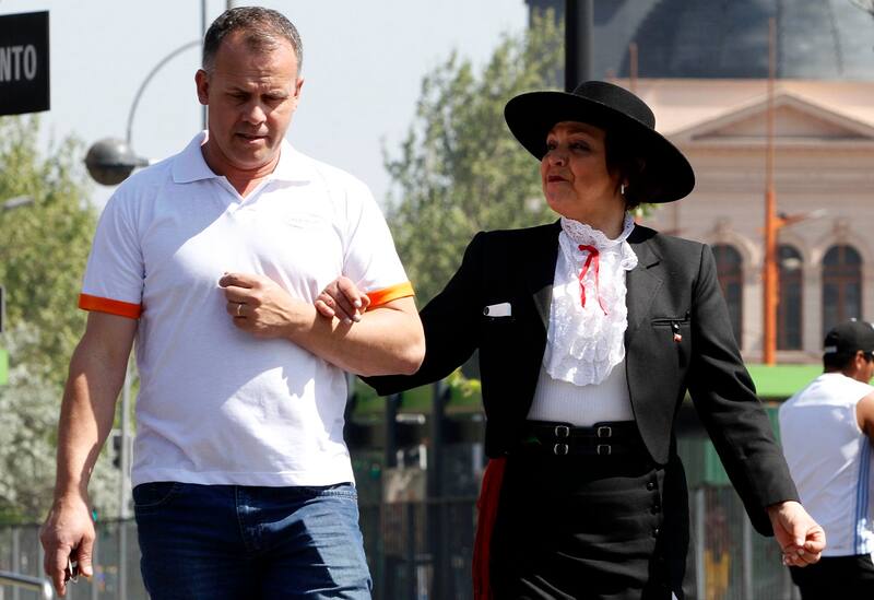 Santiaguinos se recuperan del 18 de septiembre en diversos puntos de la ciudad.