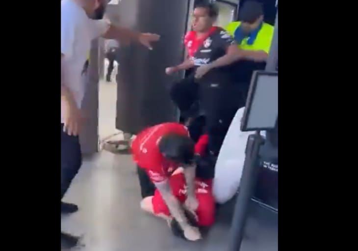 VIDEO | ¡Quedó la escoba! Hinchas mexicanos desatan el caos con batalla campal en Estados Unidos