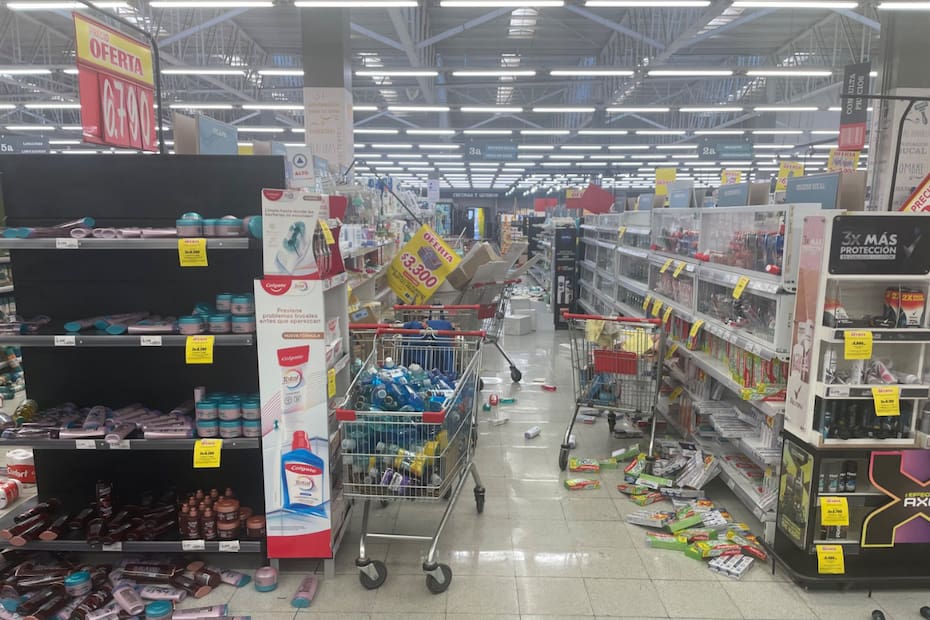 Imagen de @INF0SCHILE en X revela condiciones en als que quedó supermercado en Chañaral.