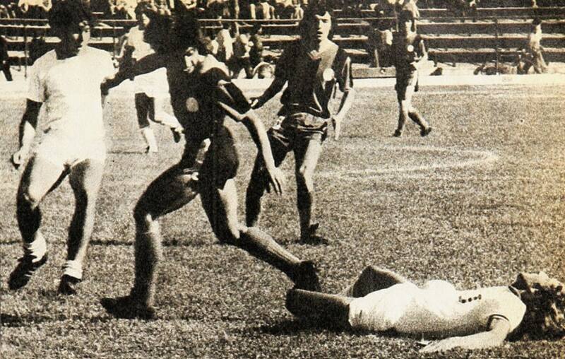 Carlos Cáceres no puede superar a Manuel Pellegrini, quien se barre para interceptar el balón. Observa a unos metros Miguel Ángel Neira.