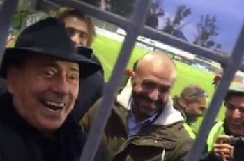 Silvio Berlusconi: "Ahora los dejo que debo irme de p..."