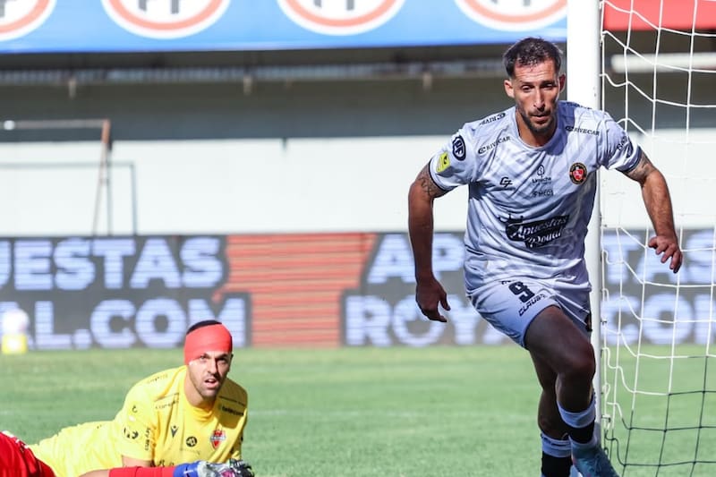Gonzalo Sosa, delantero de los Tomateros, en el duelo ante Ñublense. Foto: Instagram de Deportes Limache.