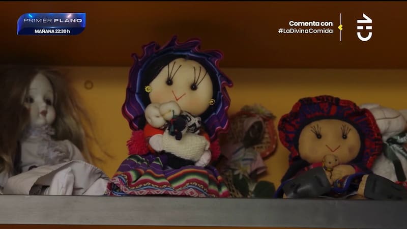 Esta es parte de la colección, a la izquierda la notable figura de blanco que deja intranquilos a algunos.