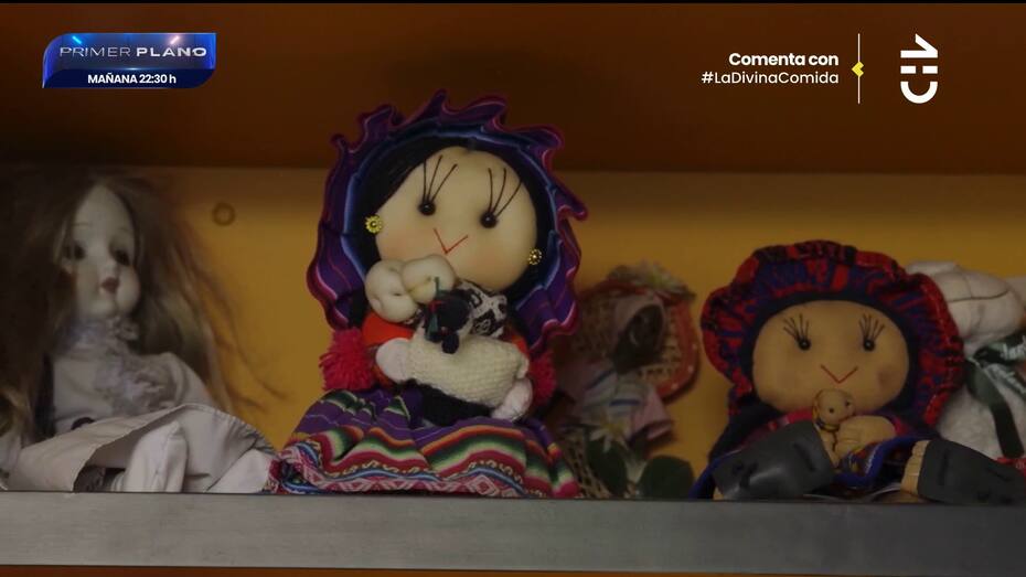 Esta es parte de la colección, a la izquierda la notable figura de blanco que deja intranquilos a algunos.