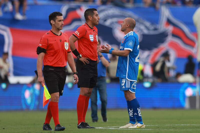 Francisco Gilabert en el partido de la U ante Everton.