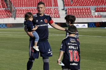 "Todos somos Santino": Hinchas de la U se rinden ante el hijo de Walter Montillo