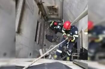 Rescatan a delincuente que cayó al foso de un departamento cuando intentaba escapar en Santiago