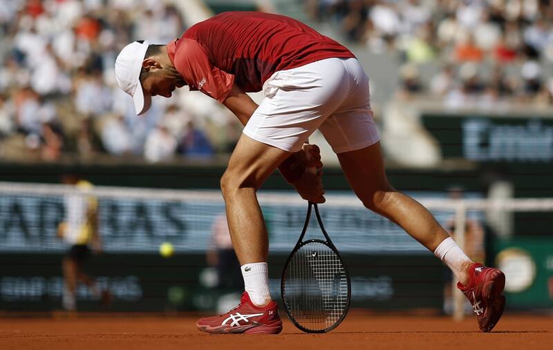 Novak Djokovic sufrió una lesión en la rodilla derecha que lo privó de ir por la corona en Roland Garros. EFE