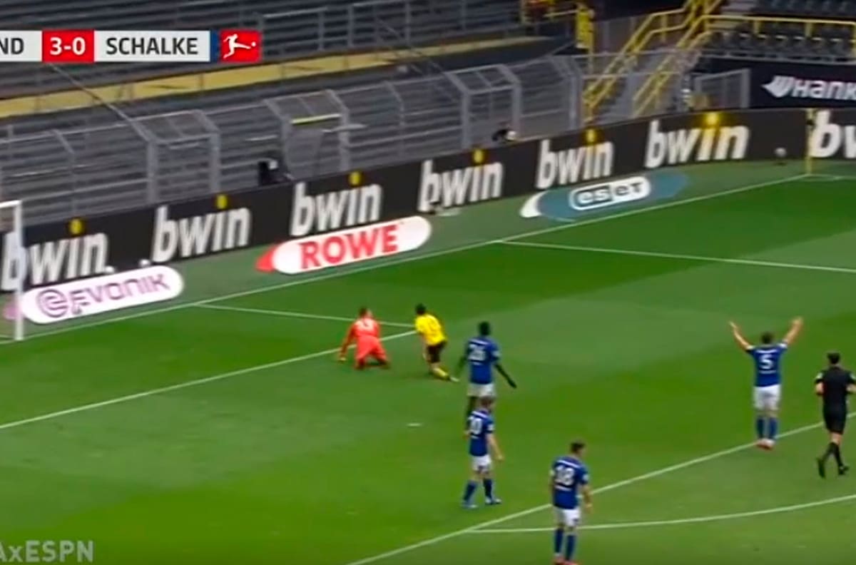 Espectacular pared entre Haaland y Guerreiro termina en golazo para el Dortmund