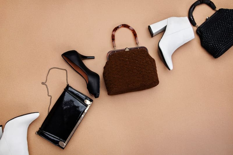 ofrece un 20% de descuento en importante tienda de carteras y zapatos.