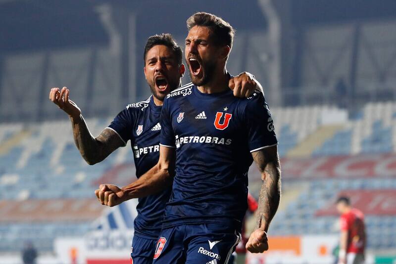 Joaquín Larrivey y Ramón Arias celebrando un gol de la U. Foto: Aton.