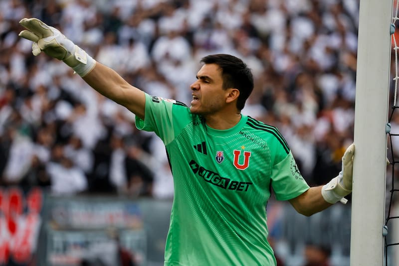 Polémica en la U: Valladares revela por qué dejó fuera a Cristopher Toselli a última hora ante La Serena. Foto: Aton.