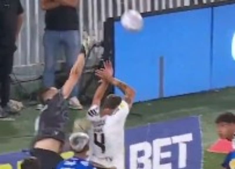 Joaquín Sosa chocó a Nacho González y varios pidieron falta en el Monumental