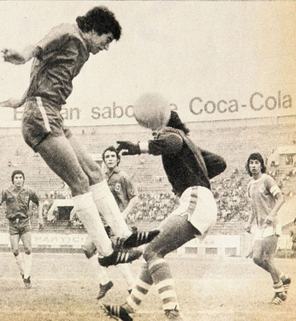 Gustavo Moscoso yerra un cabezazo en el área boliviana. Otra oportunidad que la Roja lamentaría en el Sub 20 de 1975.