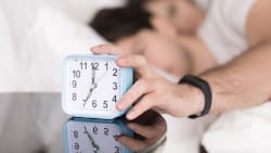 Neurólogo Eduardo Vásquez advierte por peligros del cambio de hora en la salud: “Mayor riesgo de infartos al corazón, accidentes cerebrovasculares, arritmias e incluso depresión en los días posteriores”